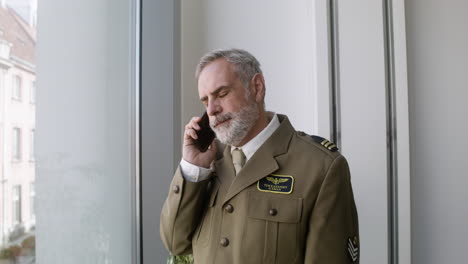un anciano hablando por teléfono.