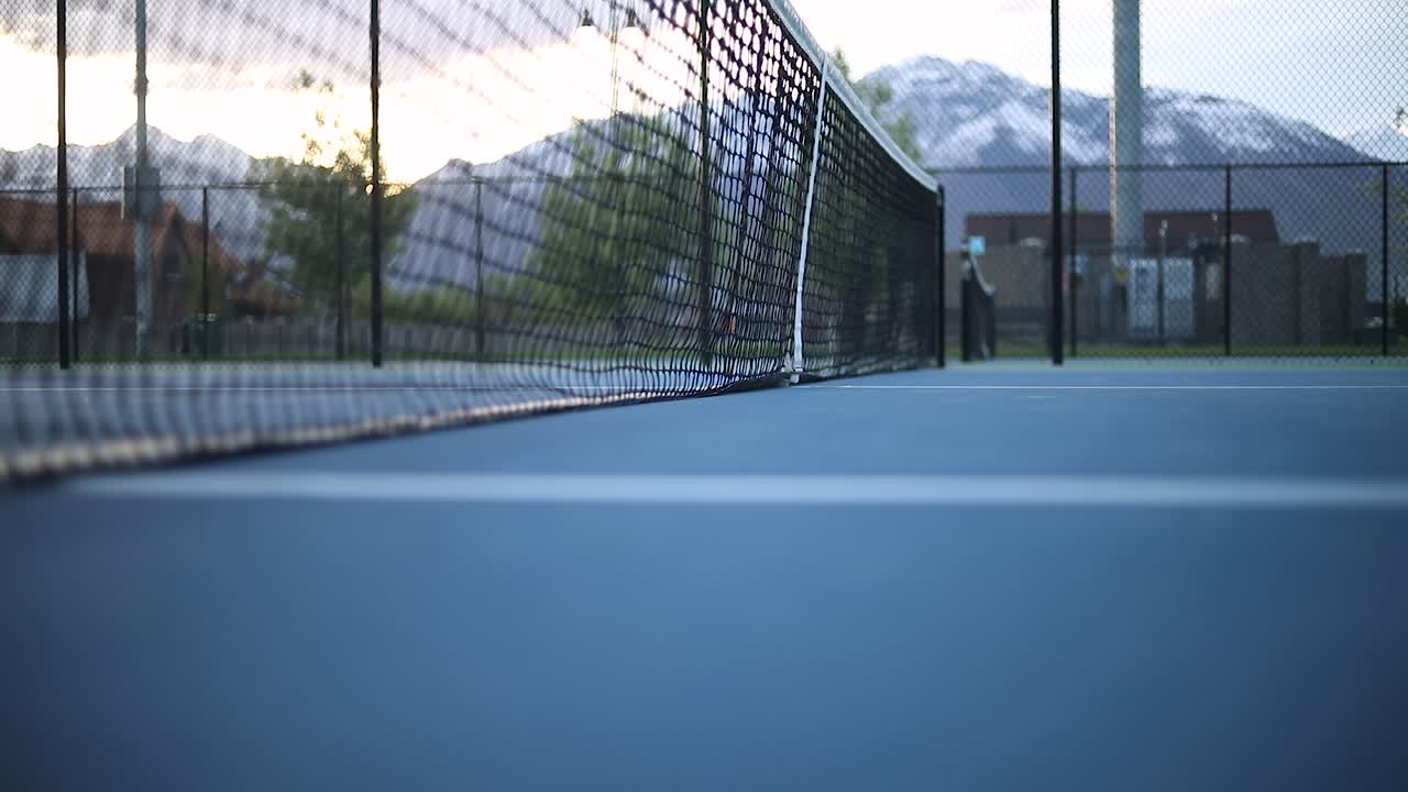 tiro de una red de tenis en una cancha de tenis vacía