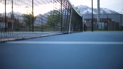 Tiro-De-Una-Red-De-Tenis-En-Una-Cancha-De-Tenis-Vacía