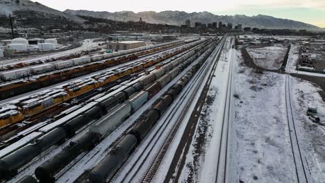 Increíble-Vista-Aérea-Acercándose-Al-Tren-En-El-Lago-Salado-Del-Norte-De-Utah---Movimiento-De-Descenso-Hacia-Adelante-Y-De-Inclinación-Hacia-Arriba