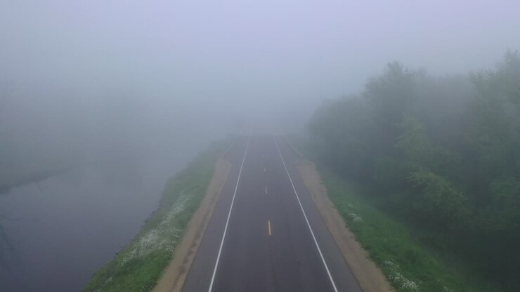 puente de niebla sobre el río