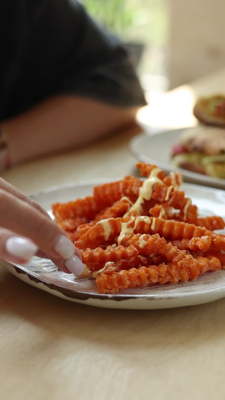 patatas fritas en un plato