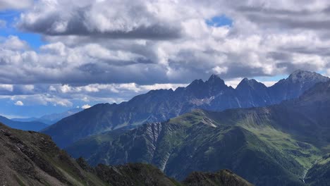 Tagsüber-Berglandschaft-Dynamische-Langsame-Stabile-Drohnenaufnahme-In-Alpiner-Umgebung-Und-Bewölktem-Himmel