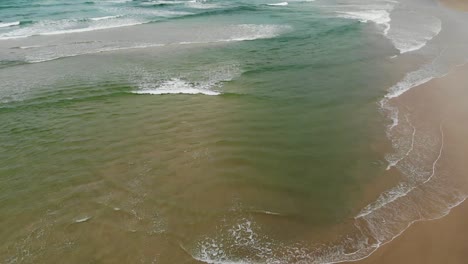 drone, vistas aéreas de la playa de noosa, costa del sol, australia