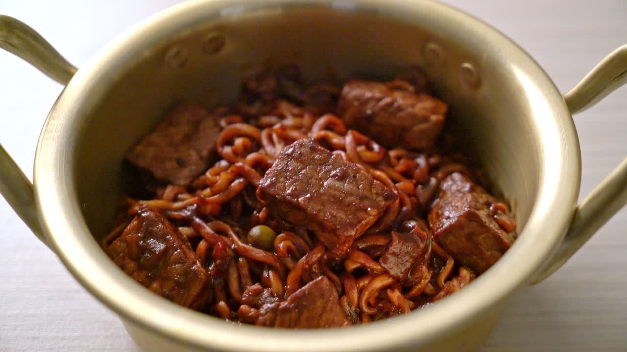 jjapaguri o chapaguri, fideos picantes de frijoles negros coreanos con carne de res - estilo de comida coreana