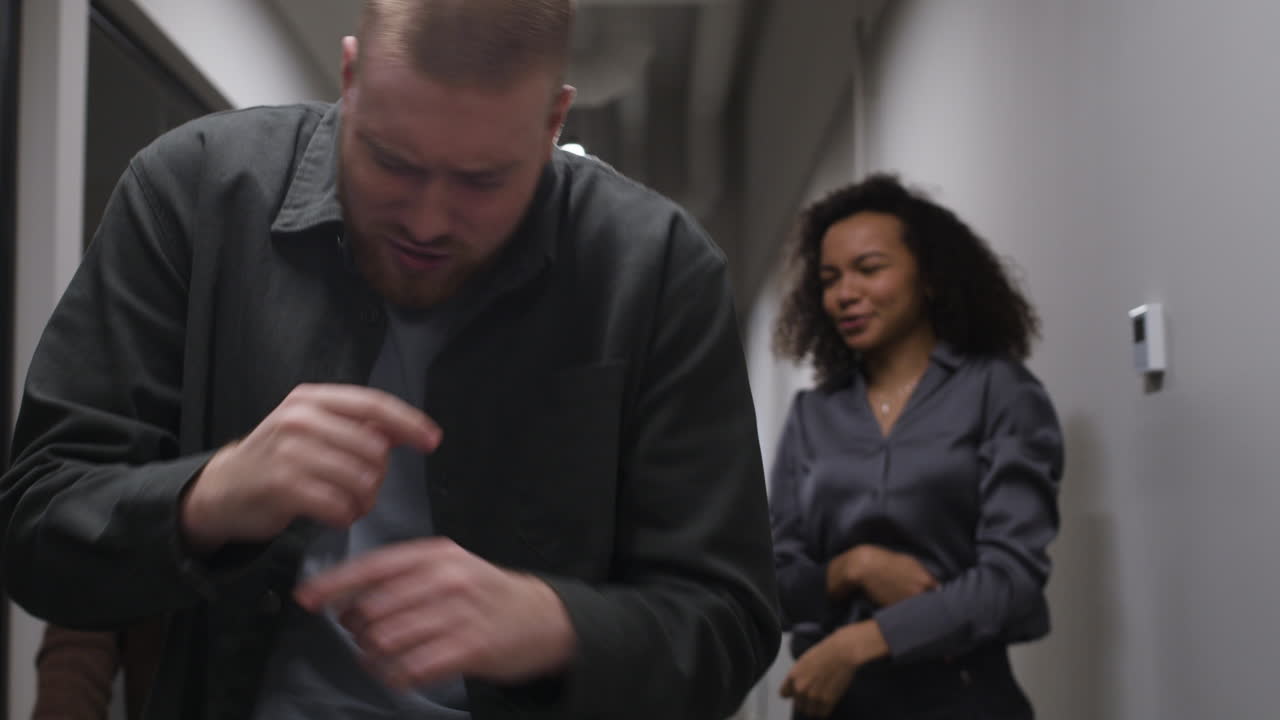 люди в коридоре