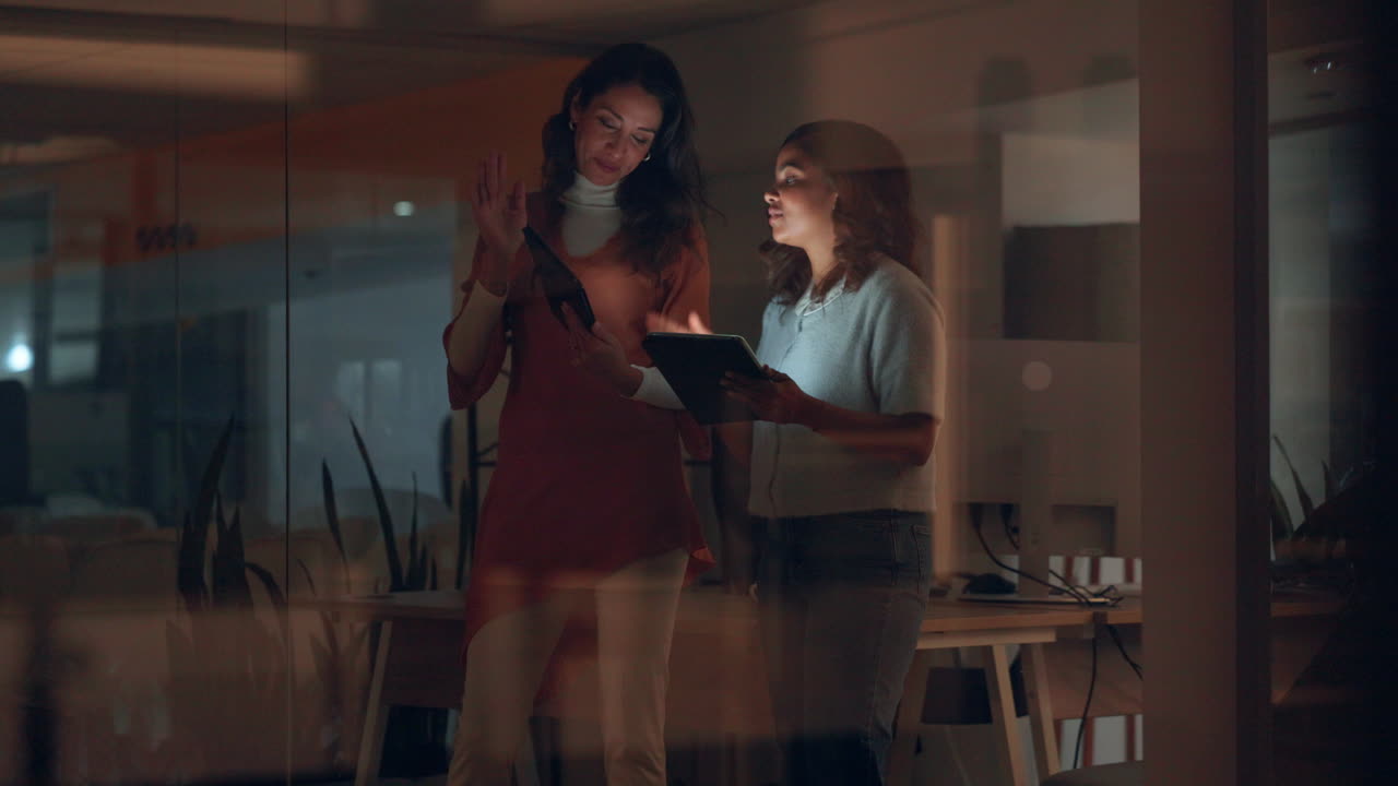 colegas felices trabajando hasta tarde en la oficina