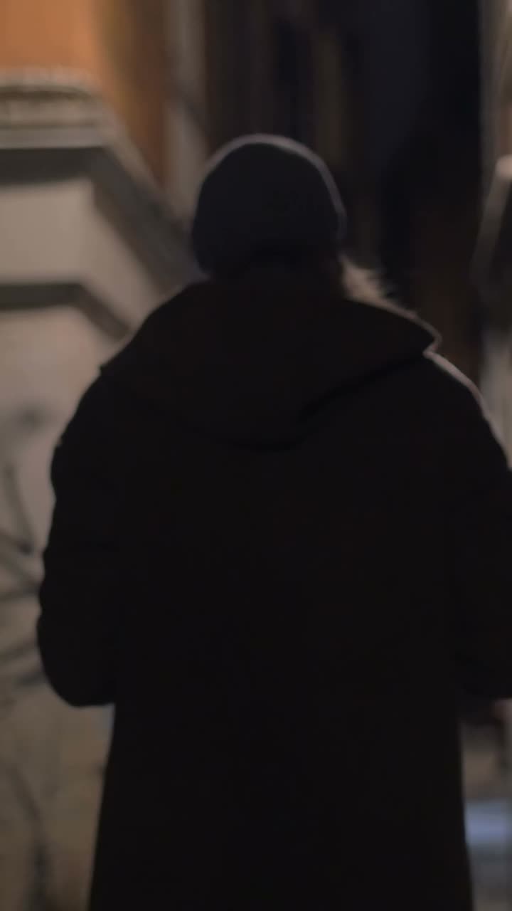 persona que camina de noche