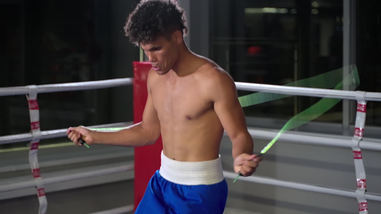 joven boxeador entrenando en el ring de boxeo