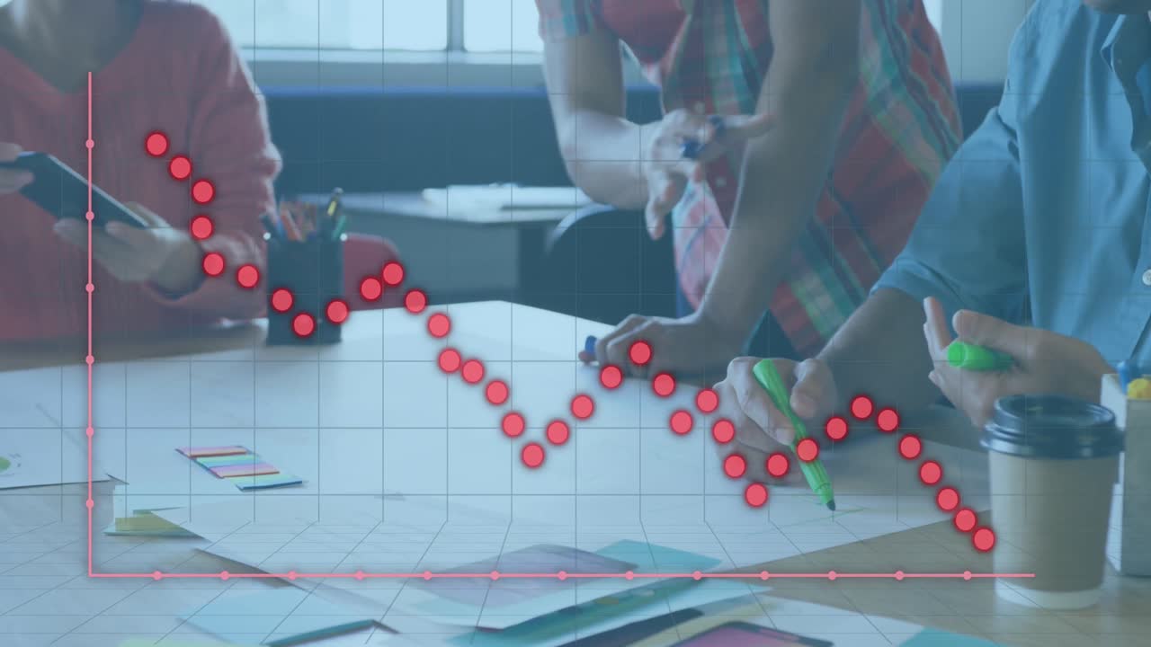 animación del procesamiento de datos financieros sobre diversas personas de negocios que se reúnen en la oficina