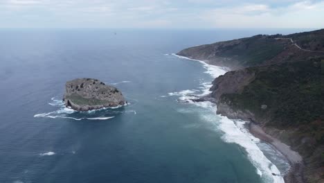 pequeña isla rocosa cerca del famoso gaztelugatxe en el país vasco en el norte de españa en el océano atlántico, por drone
