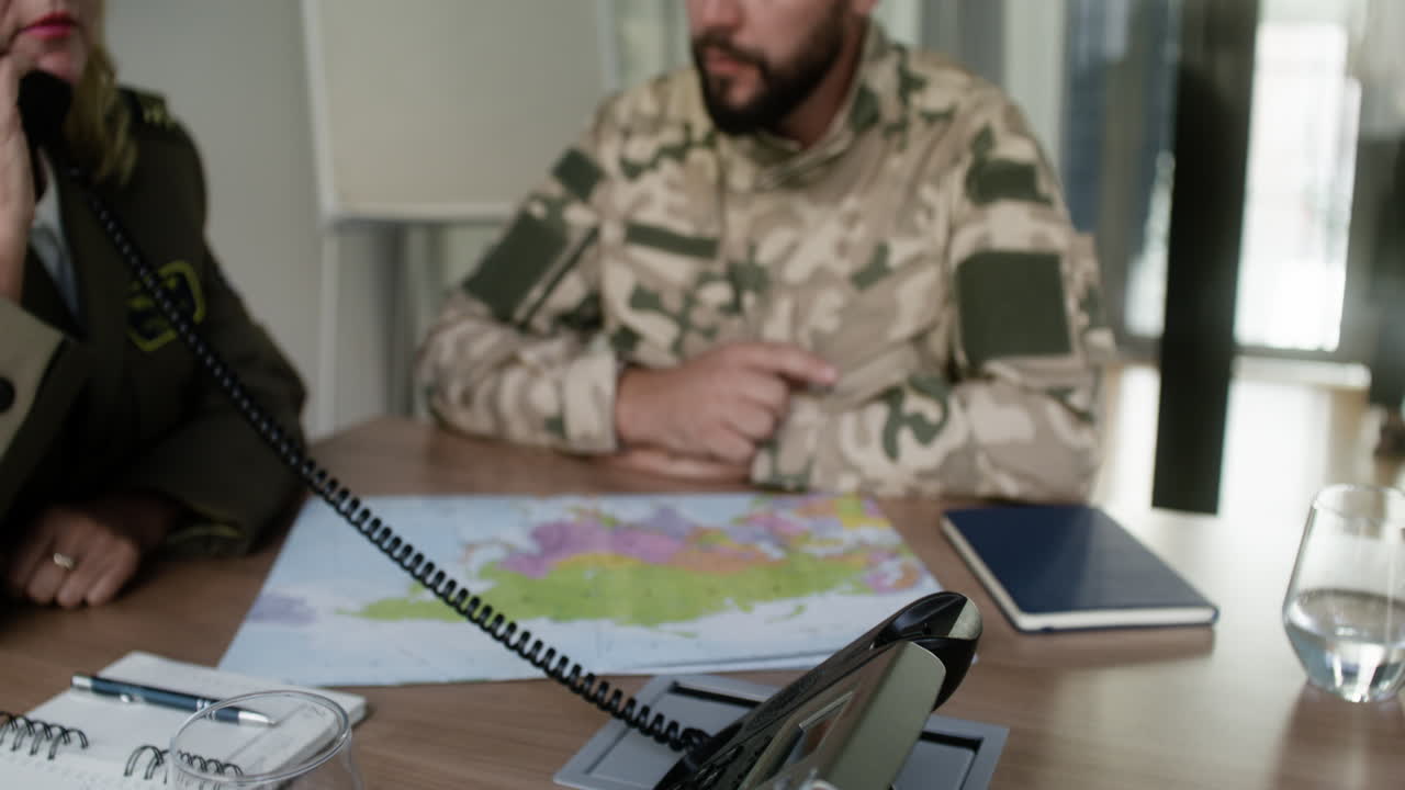 женщина разговаривает по телефону