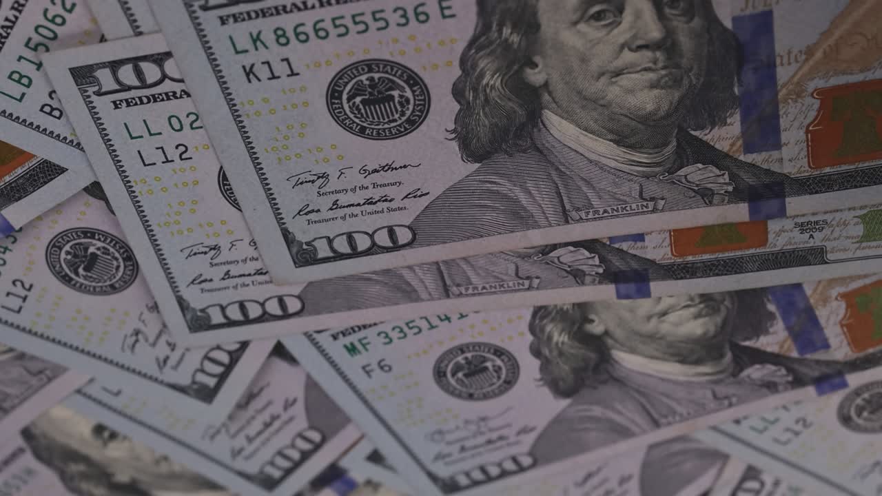 billetes de dólar de estados unidos de fondo con dinero esparcido en el escritorio.