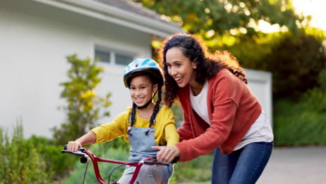 Mutter,-Kind-Und-Unterricht-Auf-Dem-Fahrrad-Im-Freien