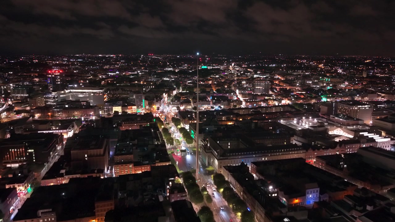 Video aereo in 4K a 25FPS di O'Connell Street e dello Spire di Dublino nel centro della città di Dublino, Irlanda, di notte. Prodotto in 3840x2160 e con spazio colore Rec709