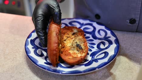 primer plano: preparación de una hamburguesa vegana saludable
