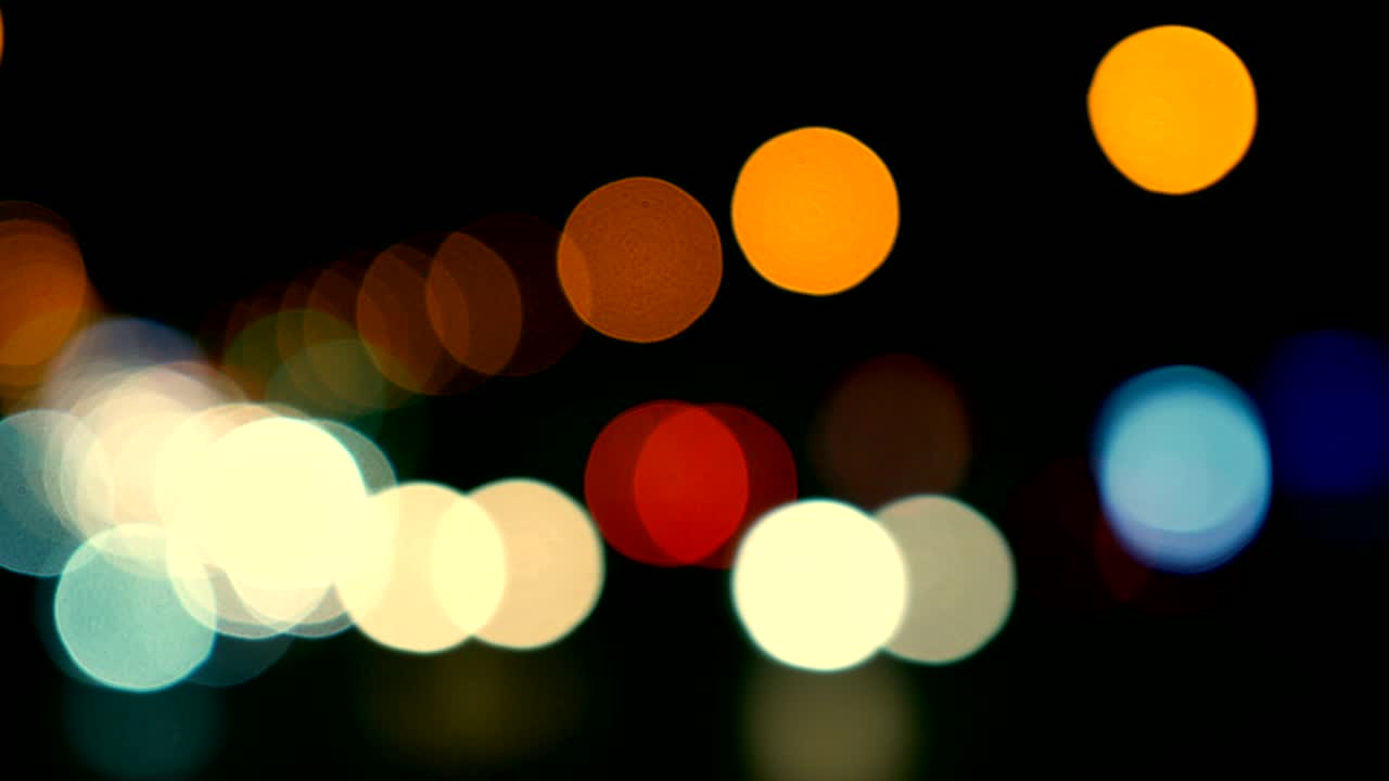 luces desenfocadas calle de los ángeles resumen. fondo borroso de la ciudad. círculos de bokeh en movimiento del tráfico nocturno.
