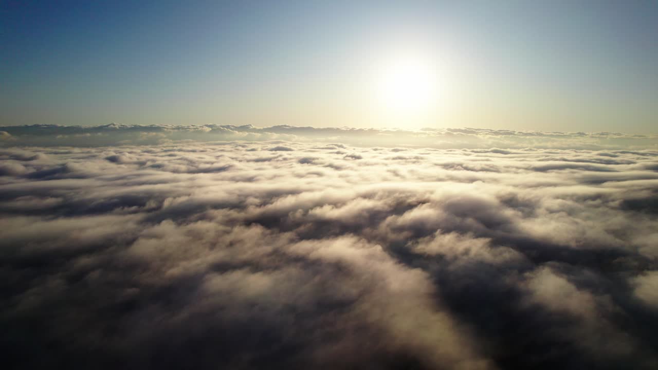 Luce solare sopra un mare di nuvole all'alba