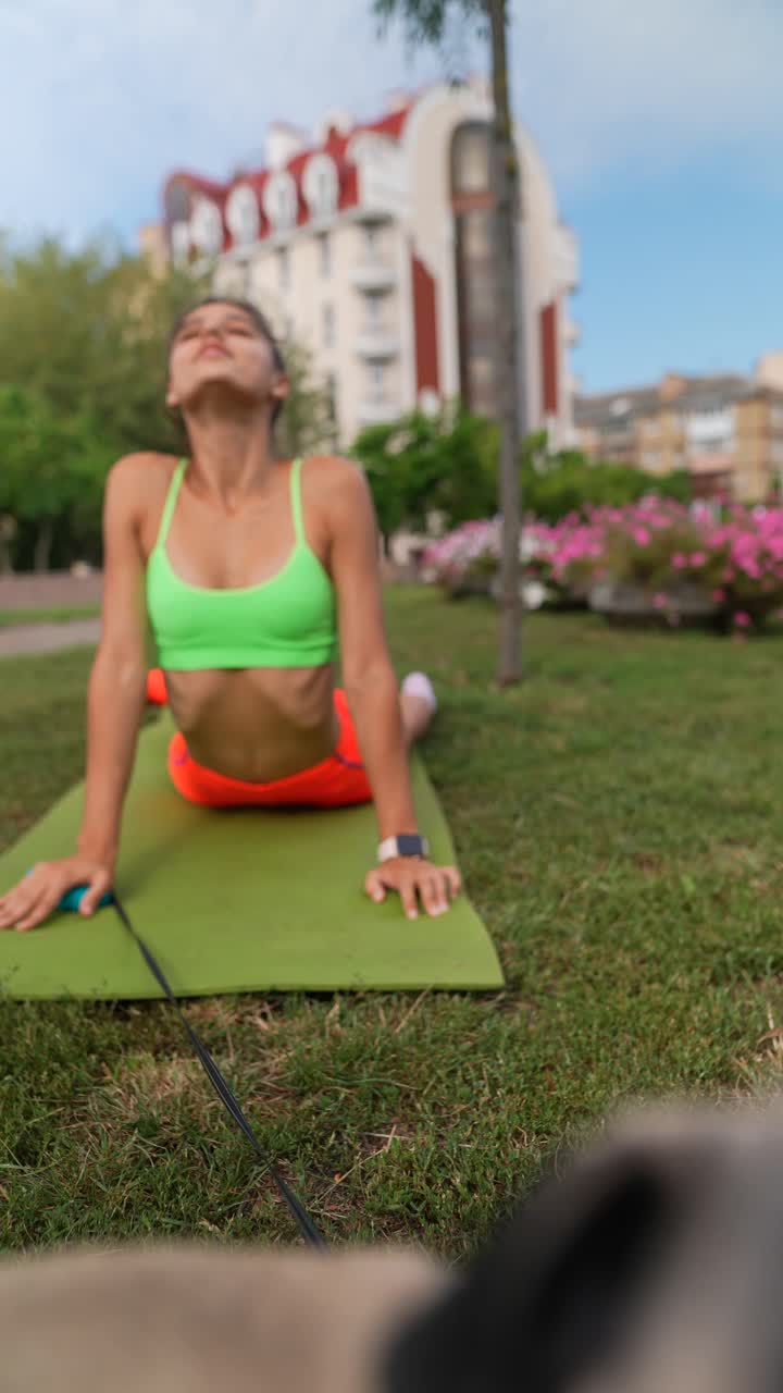 mujer haciendo ejercicio de tabla en un parque