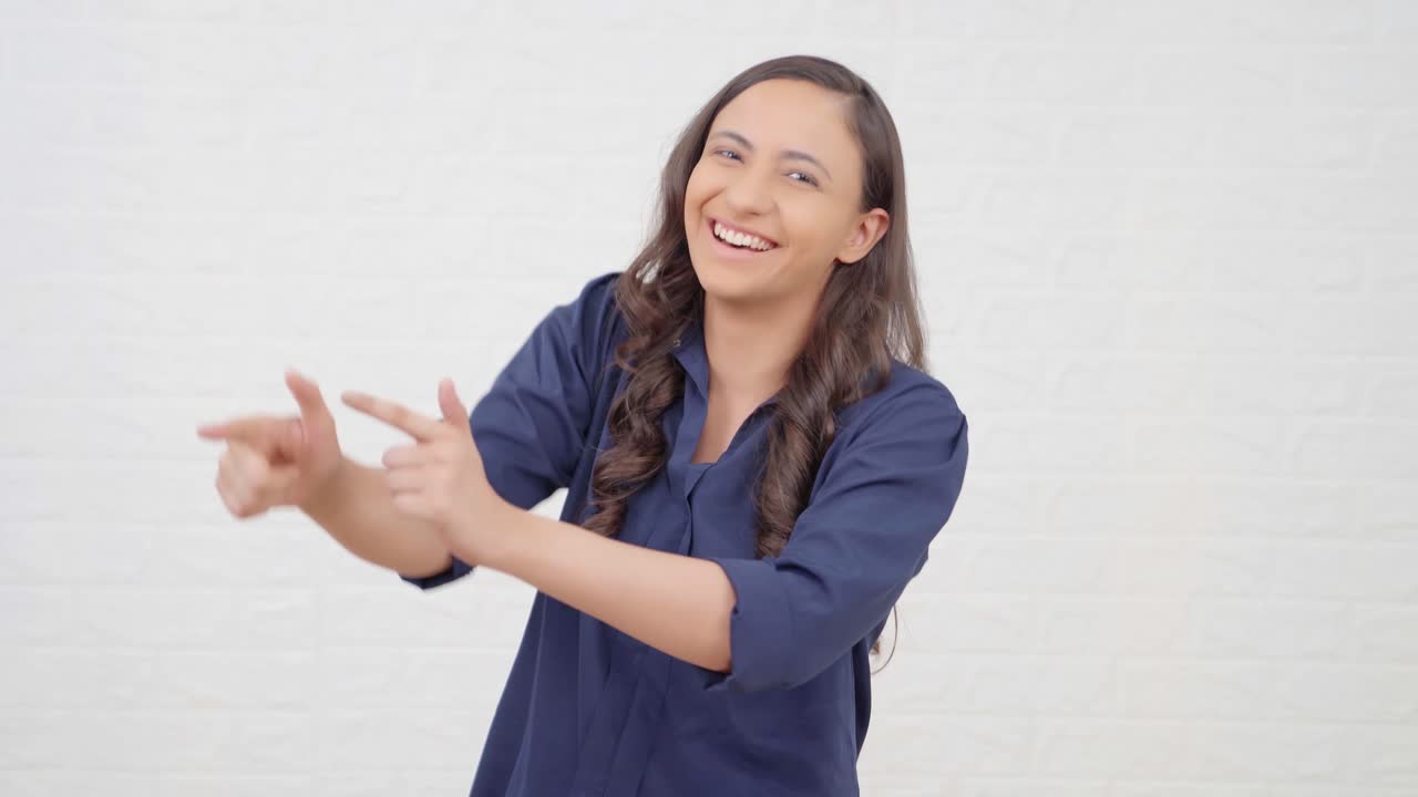 chica india bailando y disfrutando