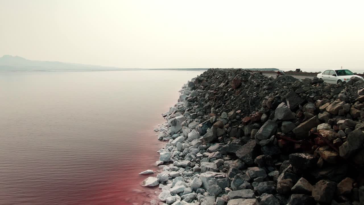 핑크 호수와 그레이트 솔트 레이크 유타의 바위를 넘어 앞으로