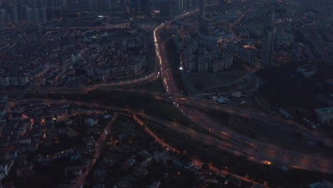 Amplia-Vista-Aérea-Sobre-El-Nuevo-Distrito-Financiero-De-Estambul-Al-Atardecer-Con-Tráfico-De-Autopista-1