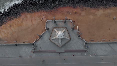 Luftaufnahme-Der-Gandhi-Statue-Von-Oben-Nach-Unten-Am-Pondicherry-Felsenstrand,-Aufgenommen-Mit-Einer-Drohne-In-4k