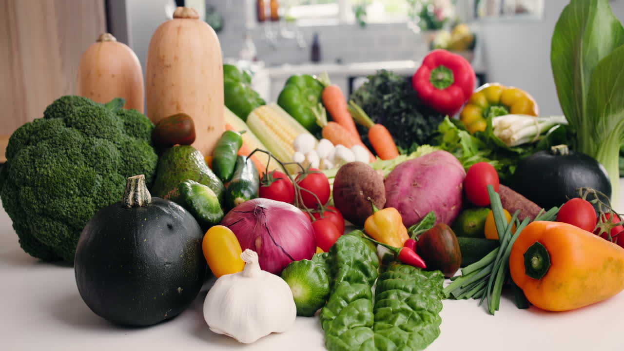 Variedad colorida de verduras frescas orgánicas en la encimera de una cocina