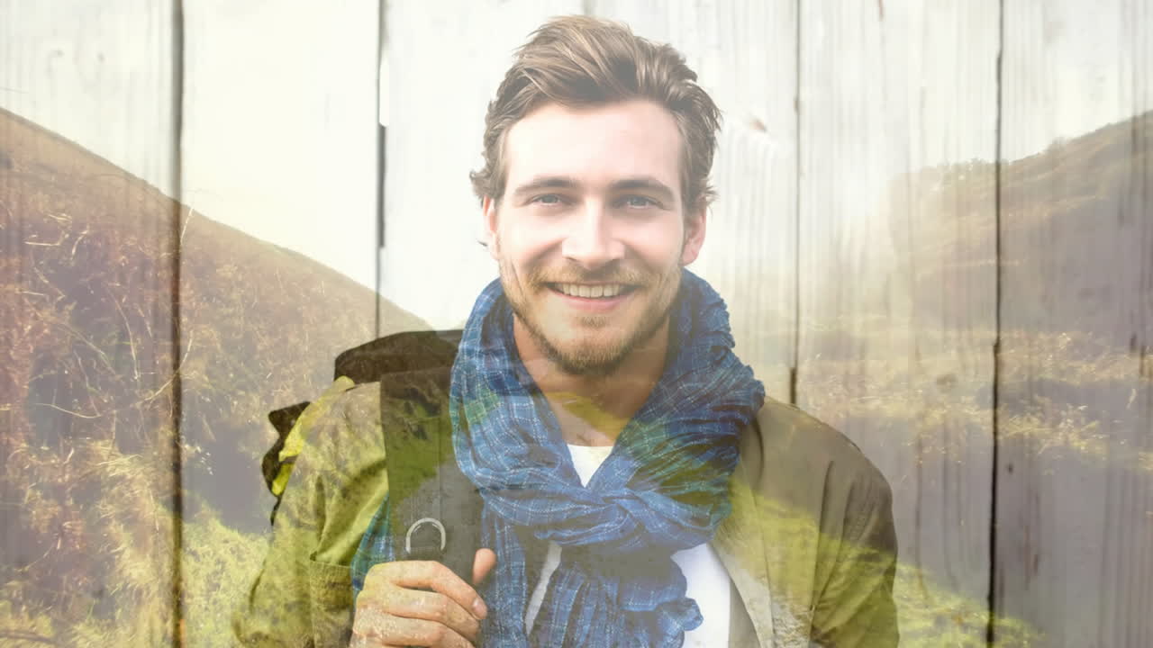 hombre sonriente con mochila sobre textura de madera y paisaje pintoresco