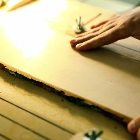 el taladro cnc está perforando en la tabla de madera