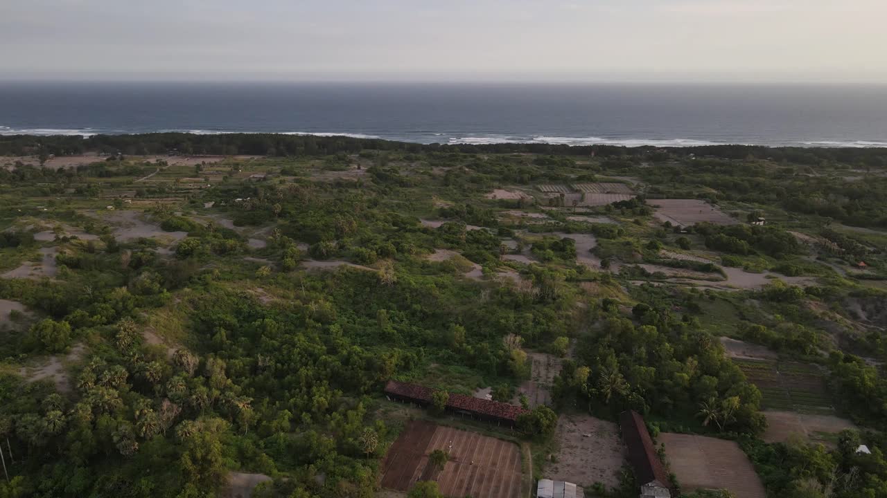 vista aérea de la costa con clima tropical al atardecer, costa sur de yogyakarta