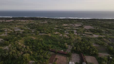 Vista-Aérea-De-La-Costa-Con-Clima-Tropical-Al-Atardecer,-Costa-Sur-De-Yogyakarta