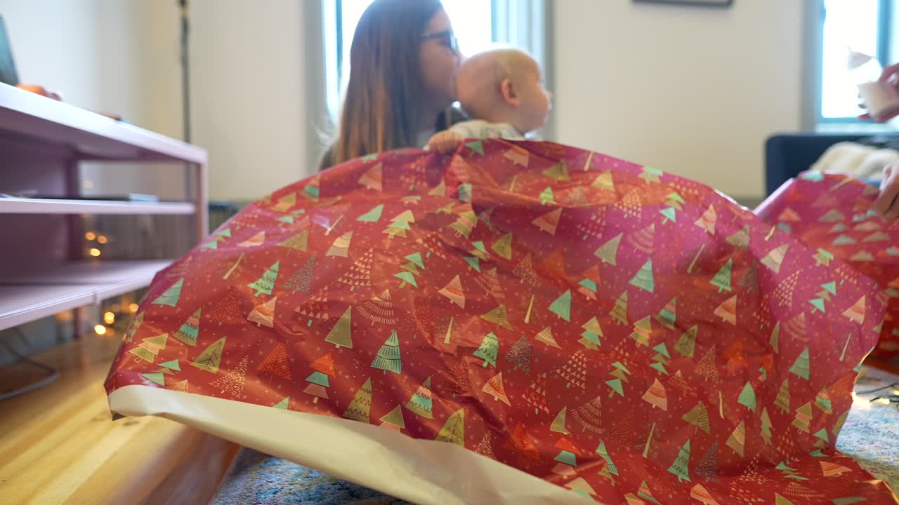 familia desempaquetando regalos de navidad