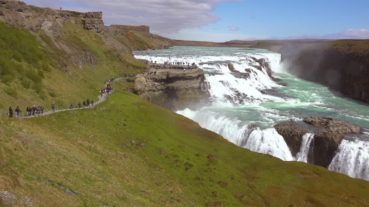 panorámica a través de la enorme cascada de gulfoss en islandia