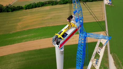 Montage-Der-Gondel-Einer-Windkraftanlage-Von-Oben