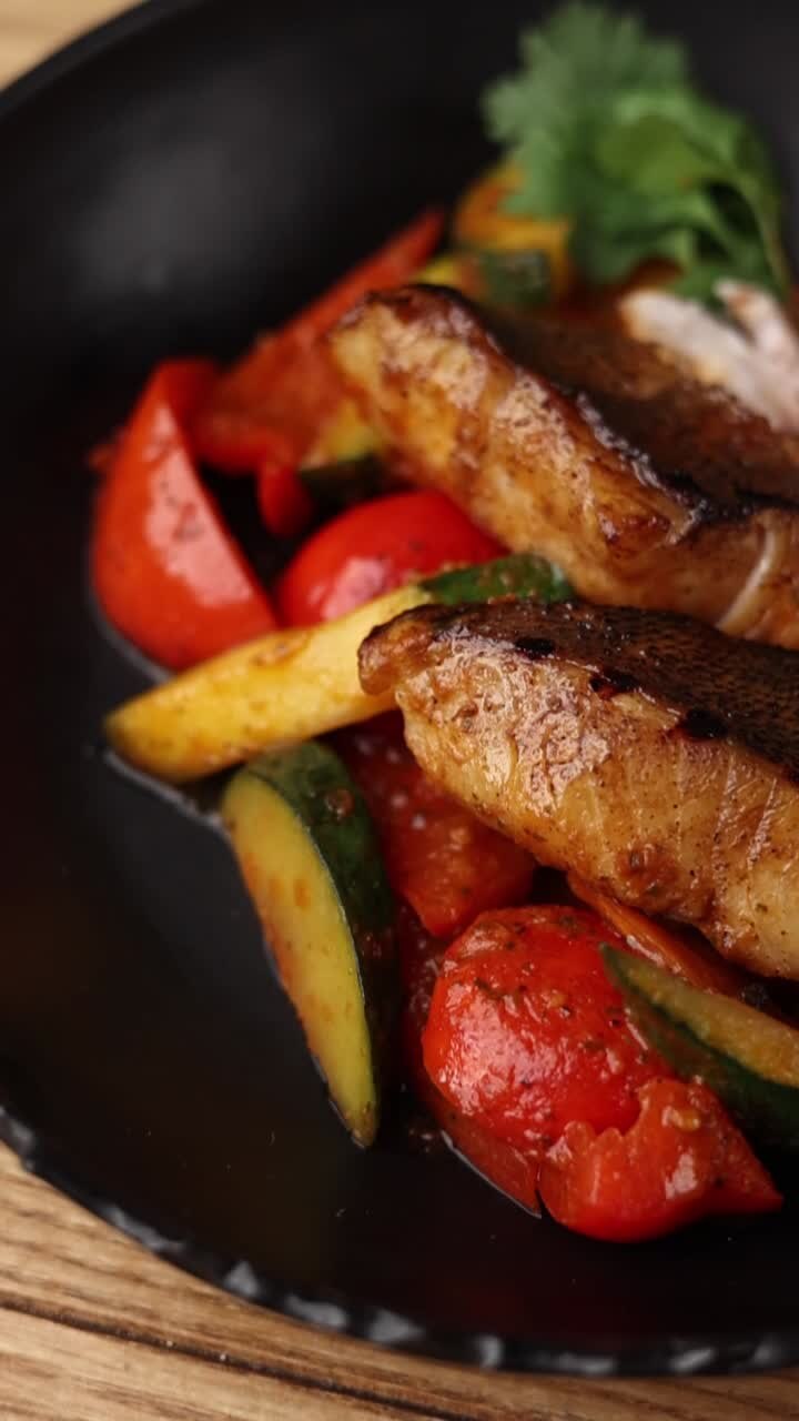 Pescado a la parrilla con verduras asadas