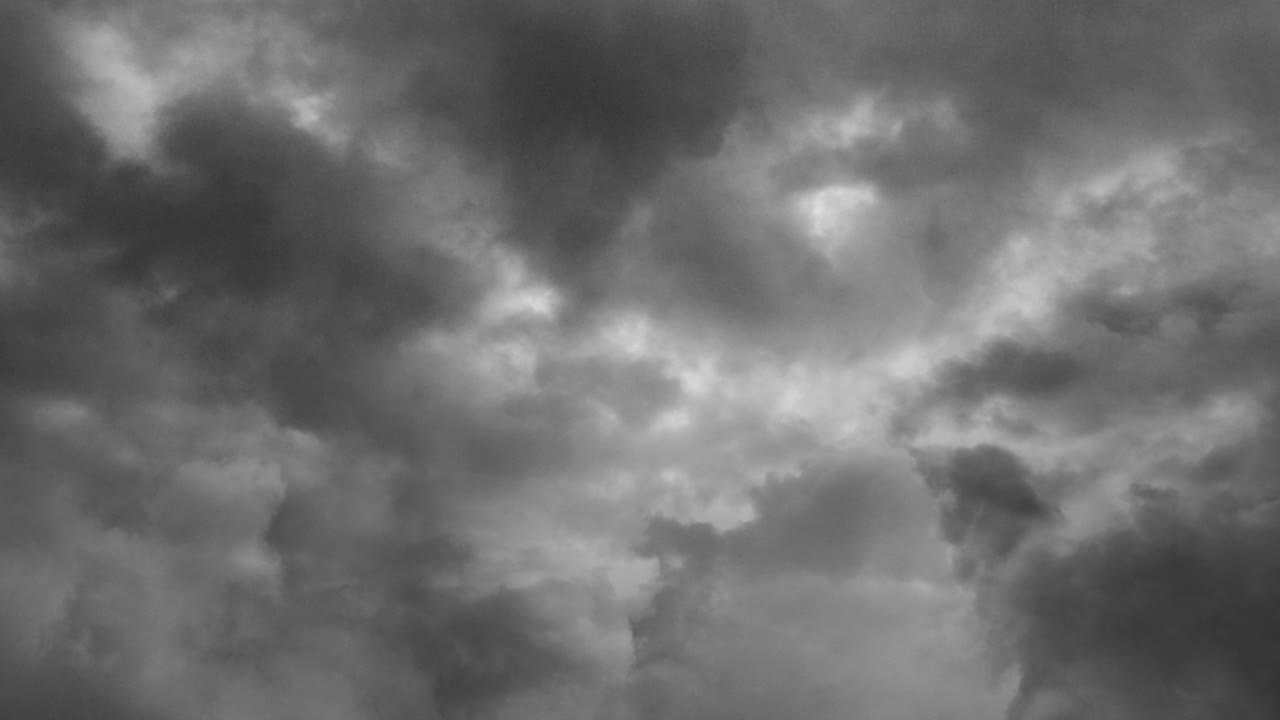 폭풍우 치는 하늘 위의 4k 구름