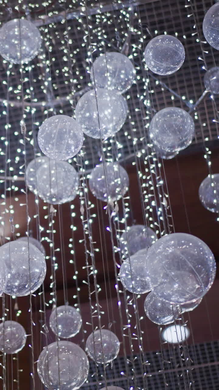 primer plano de la brillante decoración festiva con esferas translúcidas y luces parpadeantes, creando un ambiente mágico y elegante adecuado para las celebraciones navideñas