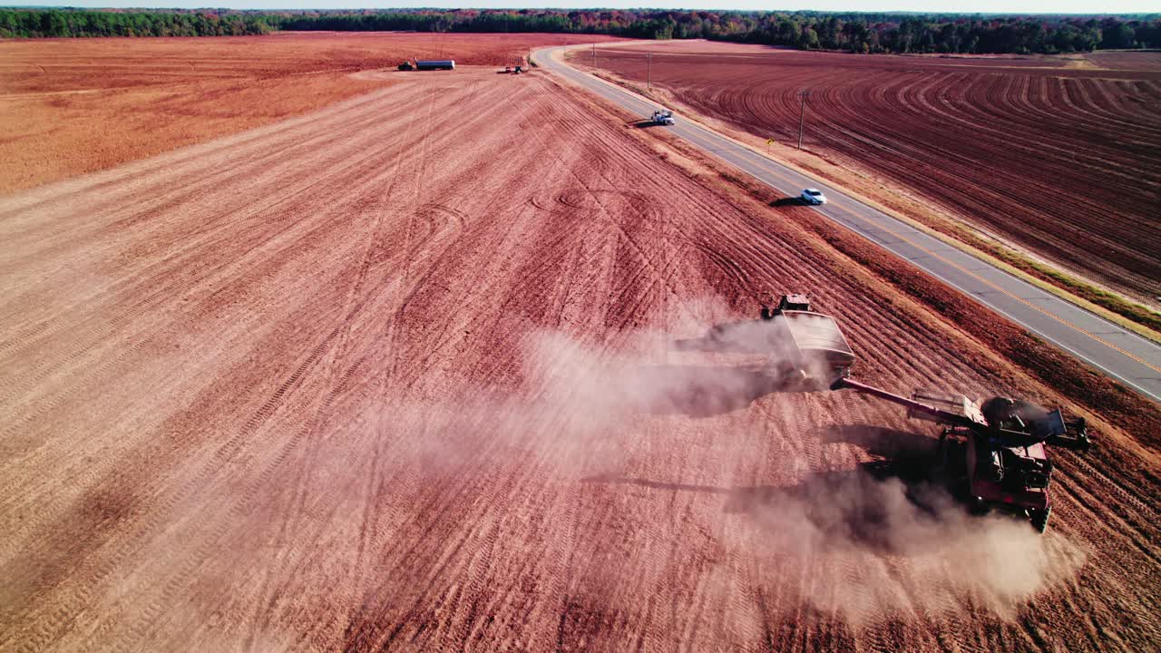 Vista de drone de colheitadeira após transferir soja não-OGM para outro trator-reboque
