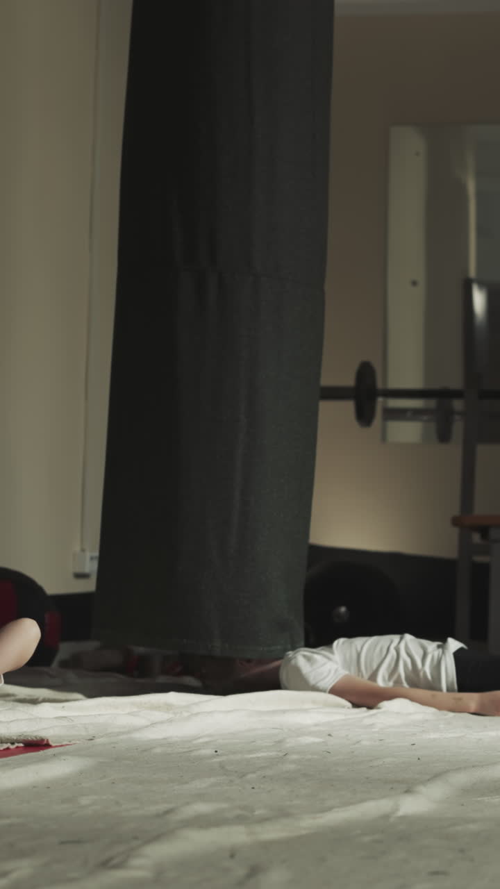 훈련 후 스포츠 센터에서 휴식을 취합니다. 피곤한 어린 아이들은 운동을 한 후 운동장에서 바닥에 조용히 누워 있습니다.