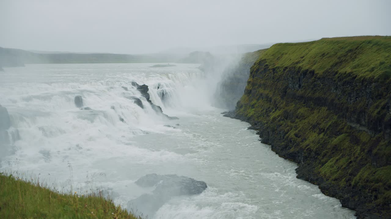 increíble cascada gullfoss en islandia ubicada en el círculo dorado.