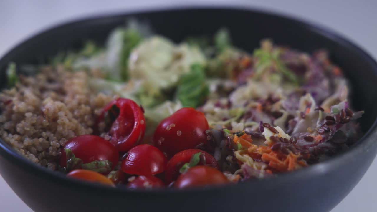 ensalada de chile tomate cereza lechuga lechuga quinoa