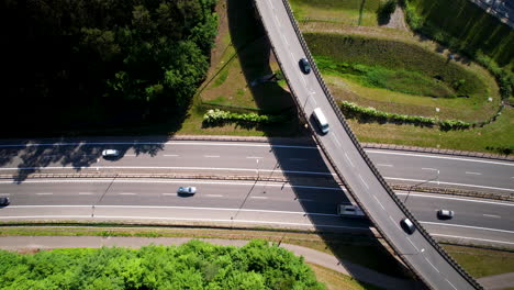 Vehicles-Driving-On-Highway-Running-Through-Lush-Park-In-Gdynia,-Poland