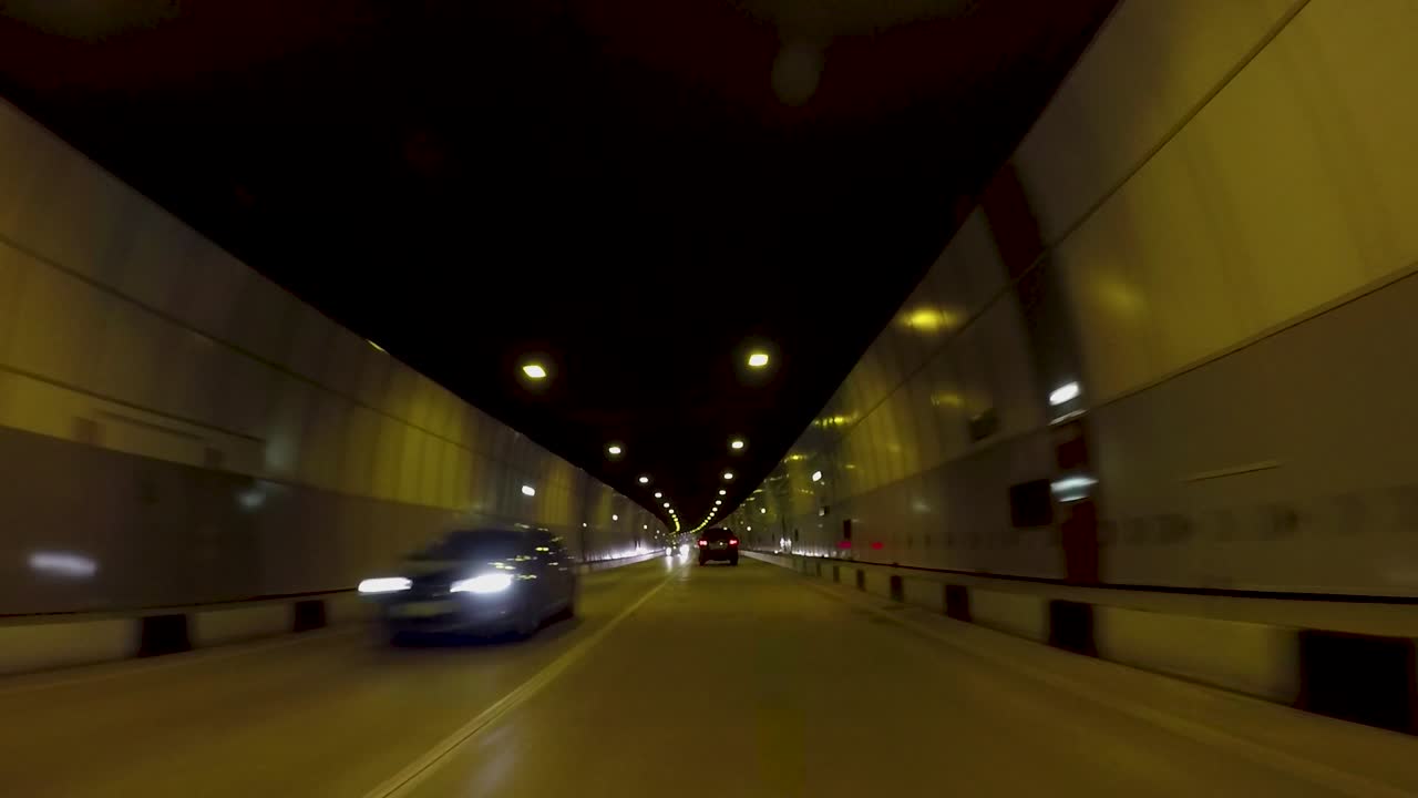 밤에 현대적인 터널을 운전하는 것