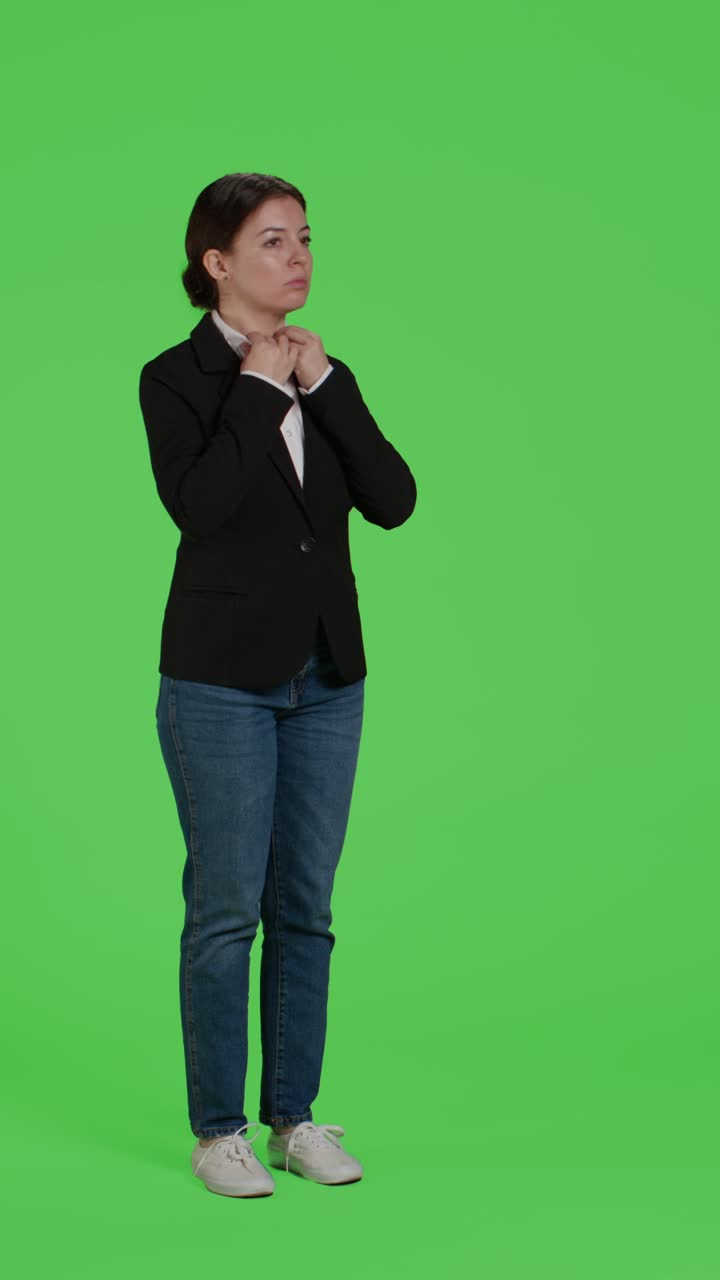 Dikey video: Takım elbise giyen genç bir iş kadınının yandan görünümü, kendinden emin şekilde hareket ediyor