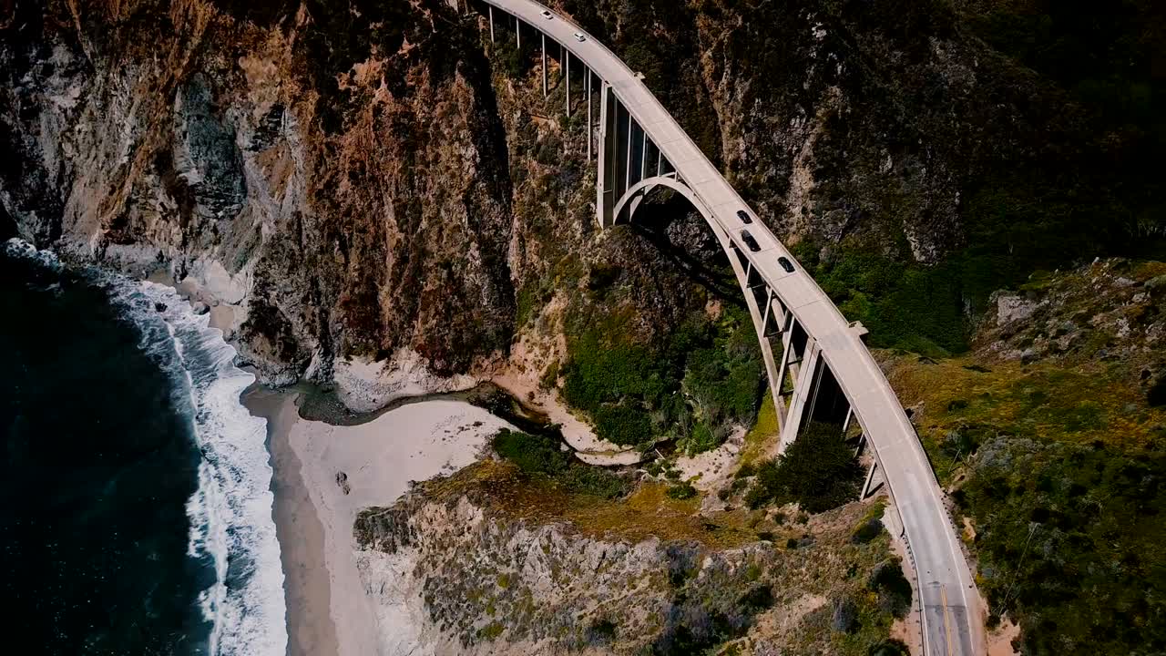 스비 크리크 브리지 (bixby creek bridge) 에 있는 고속도로 1의 놀라운 상단 은 놀라운 산과 바다, 빅 서 캘리포니아 (big sur california) 를 보여줍니다.