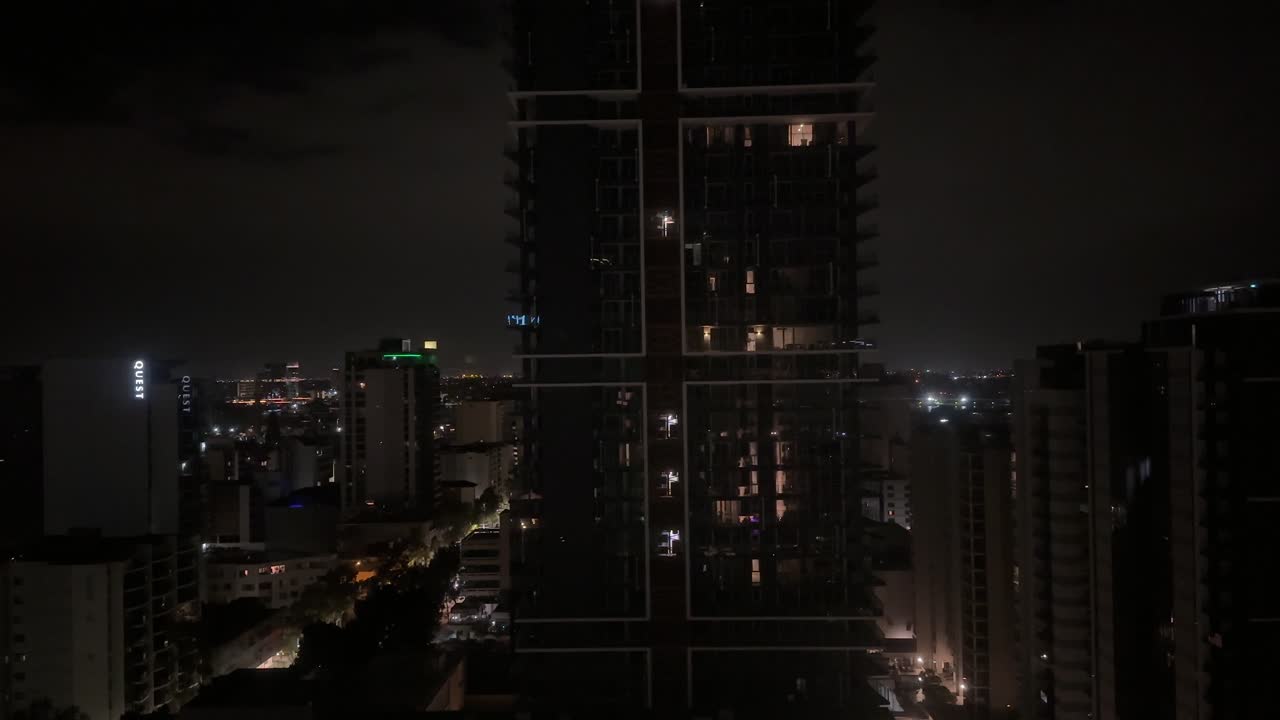 parte de un edificio de apartamentos alto en la oscuridad