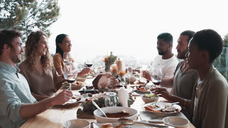 Eine-Gruppe-Von-Freunden-Stößt-Während-Einer-Dinnerparty-An