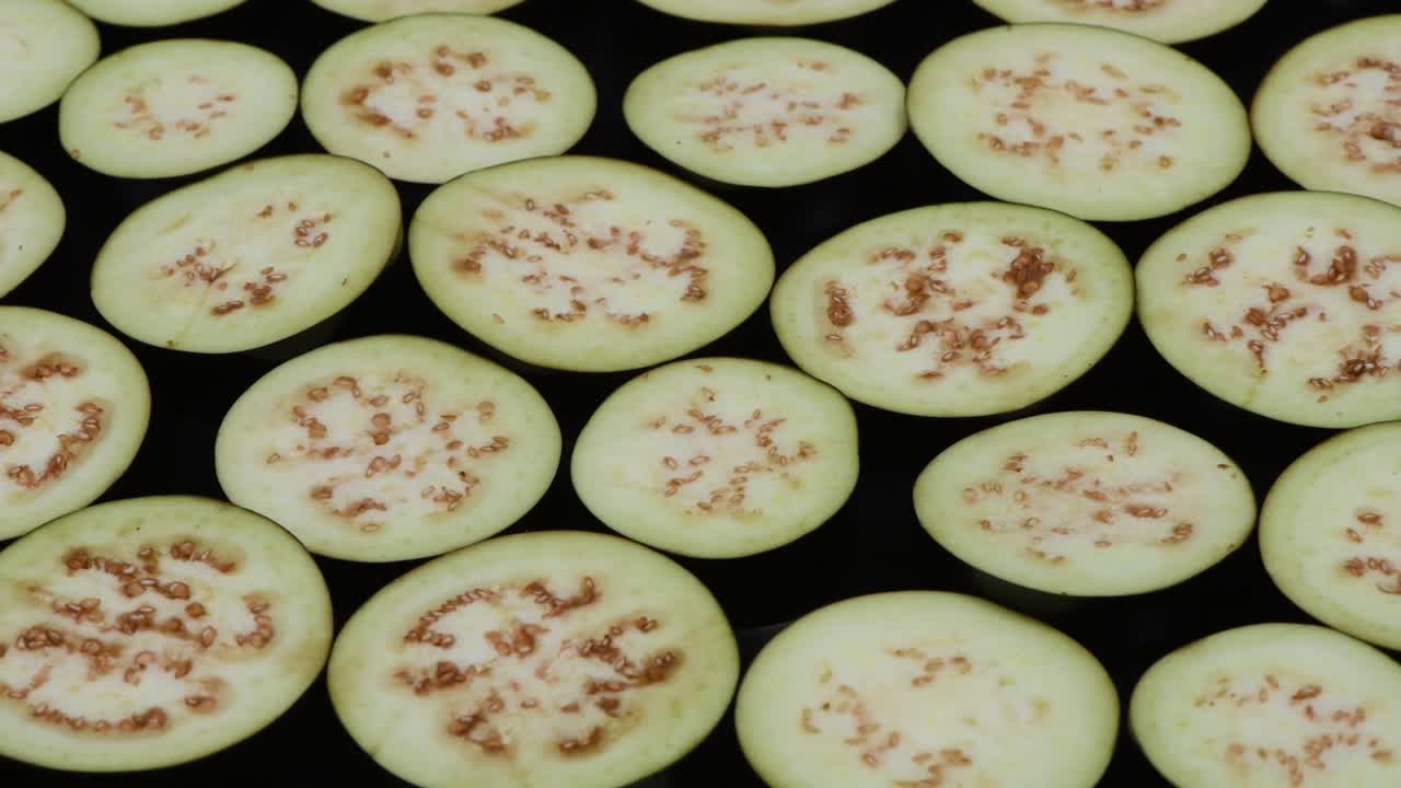 검은색에 달이 조각. 면 뷰. 루프 모션. 회전 360.