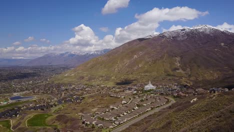 Un-Dron-Disparó-Muy-Por-Encima-De-Draper-City,-Utah,-Volando-Hacia-El-Templo-Mormón-De-Draper